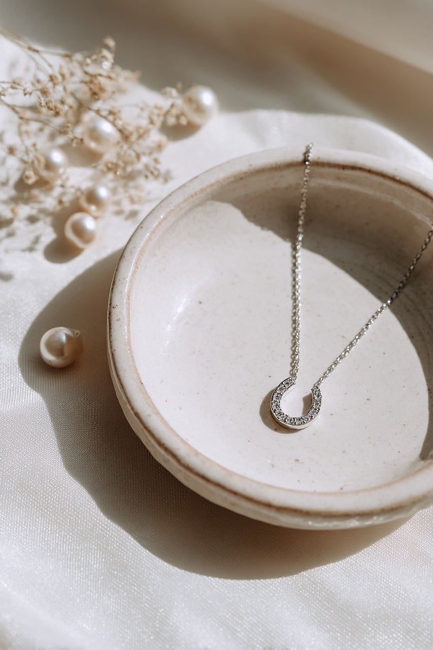 horseshoe, necklace, jewelry, pearls, wedding, bridal, decoration, gift, luxury, lifestyle, delicate, fashion, elegant, white, silver, romantic, lucky charm, celebration, feminine, soft light